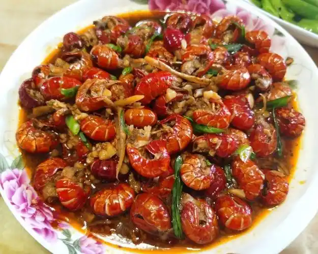 爆炒龙虾尾的家常做法(冷冻龙虾尾怎么收拾干净视频)