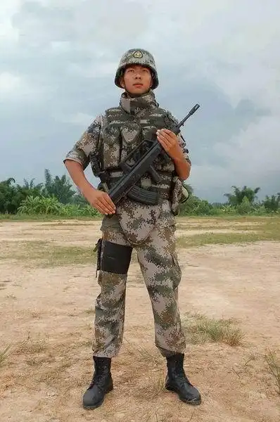 解放军全套新款单兵装备展示