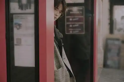 易烊千玺初秋九宫格街拍大片格子西装外套 金丝眼镜 橘色板鞋少年在