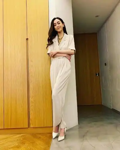 范玮琪晒生活照,穿连体裤配高跟鞋,身材好到让人羡慕!