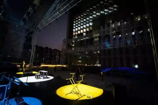 蓝,黄,紫……广州爵士音乐节的主色系在舞台灯光师的操控下交替持现