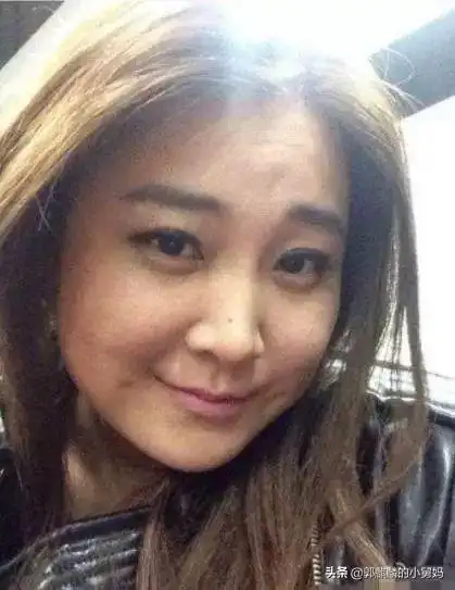 不信,你来看.这是原版的照片,记住哦,贾玲长这个这样子.