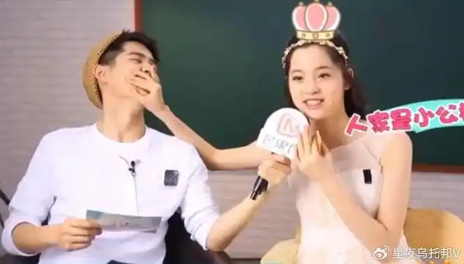 陈学冬一露面,欧阳娜娜一个健步冲过去就跳到了陈学冬的身上,当场的人