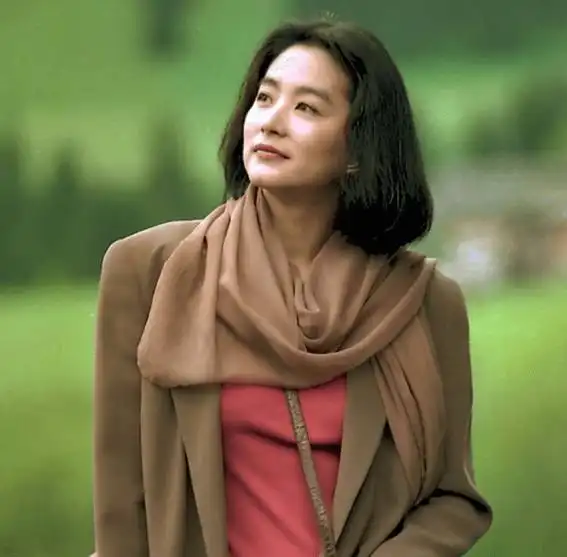 坐等离?林青霞照片脸部僵硬,未穿内衣遭嘲笑,猜测是为报复丈夫