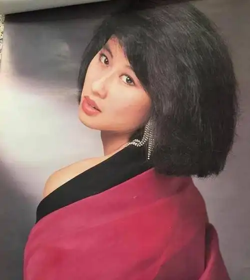 叶倩文展现的时尚观念也为年轻一代带来了刷新的审美感受.