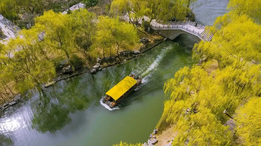 2021年3月2日,航拍济南市大明湖景区满园春色画面.