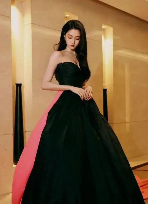 关晓彤新照曝光,穿黑色抹胸长裙礼服,秀发披肩妩媚动人