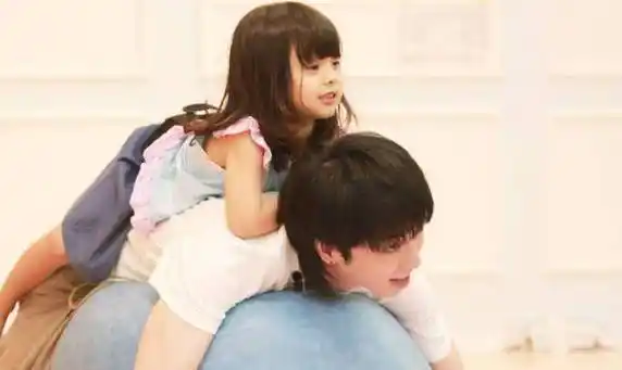 华晨宇2岁女儿正脸照公开,遗传了爸妈的好基因,网友:真漂亮_孩子_父母