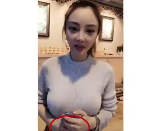 李小璐秀身材翻车?上围惊现"空杯",网友:鬼知道垫了多少层