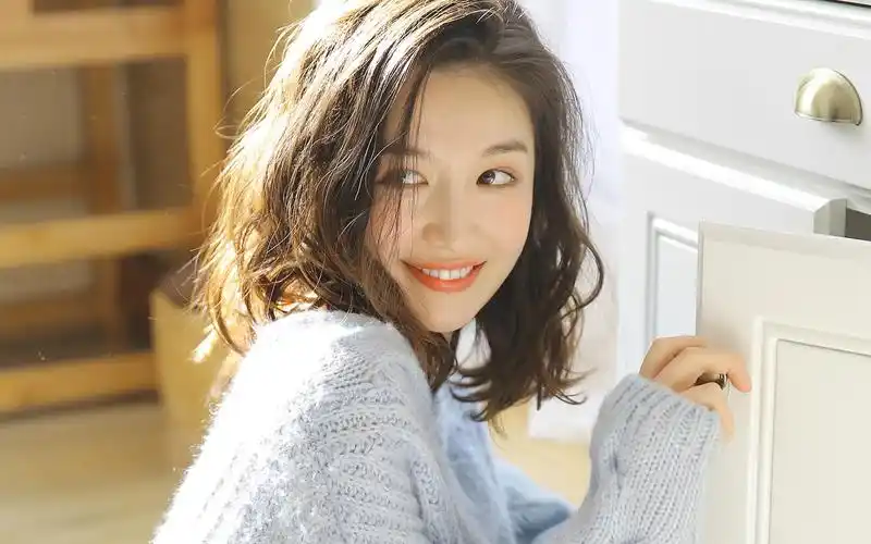 小清新美女甜美露齿微笑可爱写真_大陆美女-壁纸族