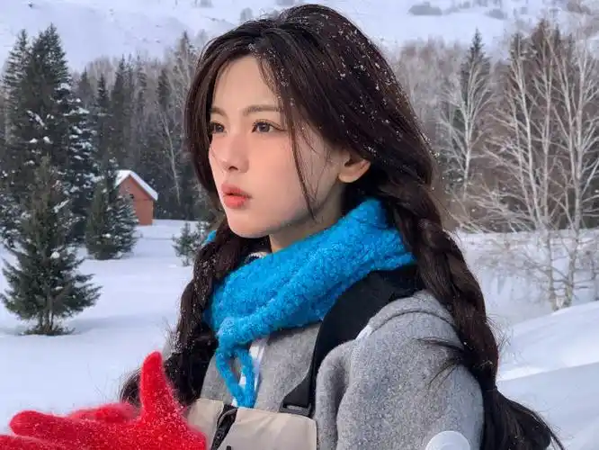 *杨超越 自然可爱的随拍,每一张都好甜好元气试问谁能拒绝元气甜妹的