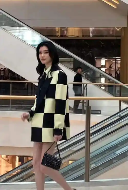 奚梦瑶上海活动生图豪门儿媳气质藏不住长腿出圈梦回维密