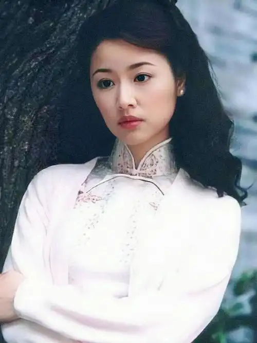 林心如早年写真穿旗袍美爆却倚靠别的男人霍建华不吃醋