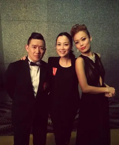 但是感情生活相当不顺心,2011年,霍汶希和前男友贺丹青分手后,没想到