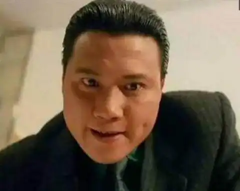 万梓良,在电影《江湖情》与《古惑仔》中,便是大背头造型,很狠,很霸气