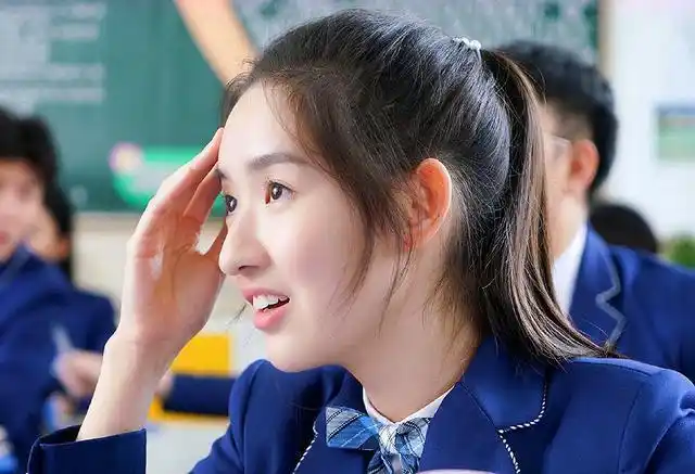 少年派里邓小琪的扮演者原来已经22岁剧中高傲戏外也很牛