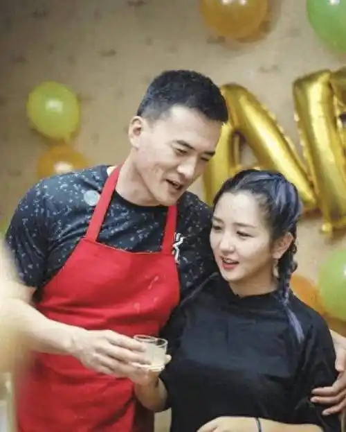 和释小龙分手后没多久,何洁宣布了新的恋情,她的男友名叫赫子铭.