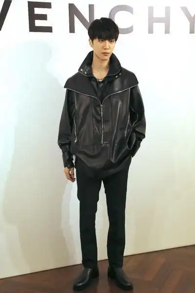 范丞丞黑色皮夹克休闲裤皮鞋酷帅十足