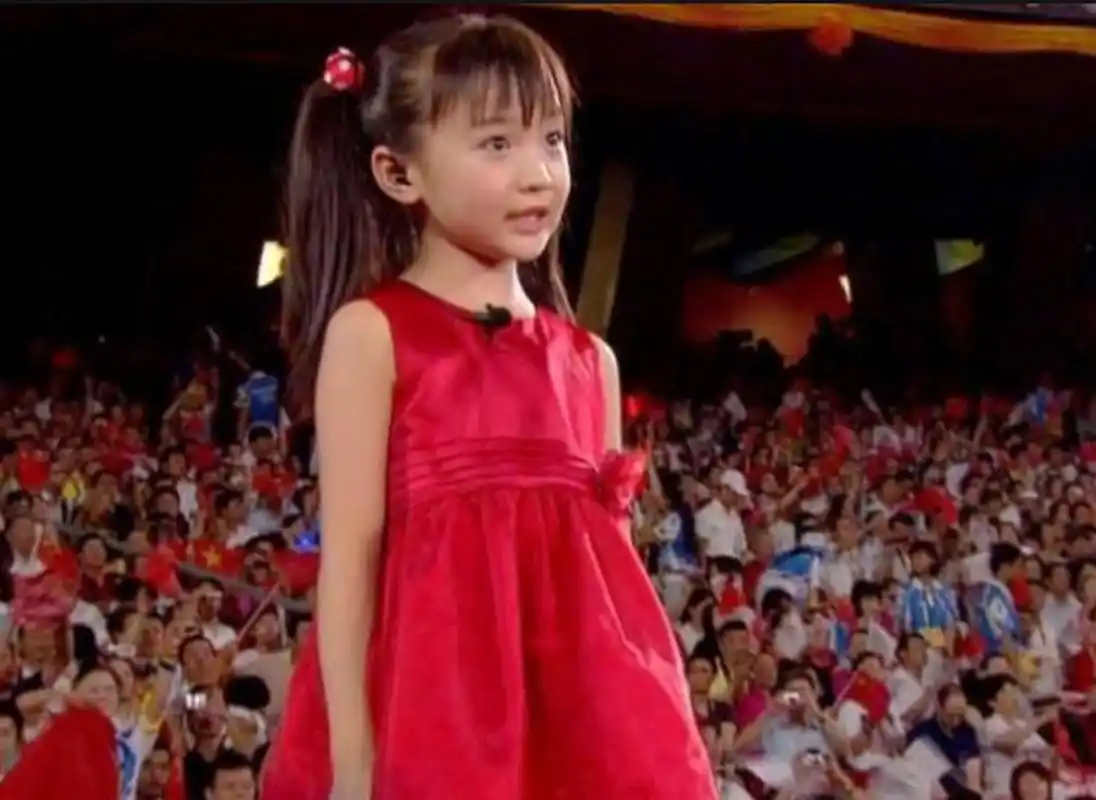 还是小时候灵动一点#林妙可公主裙# ,你们觉得呢?