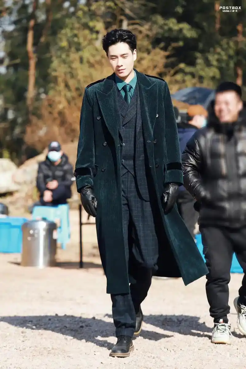 气场全开,超模走秀!#胡一天#民国大奇探 - 抖音