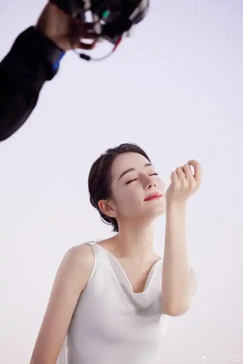 迪丽热巴超话  热巴精彩拍摄花絮最后一弹  新鲜解锁  在这四年一次的