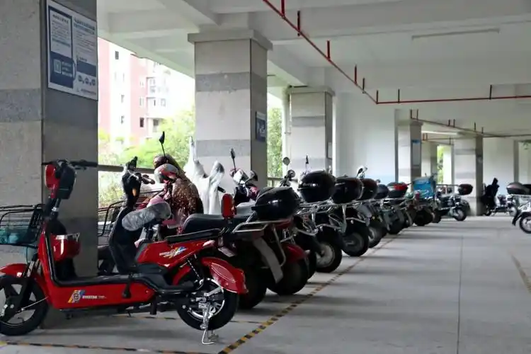 锦美小区电动自行车停放场所(资料图)