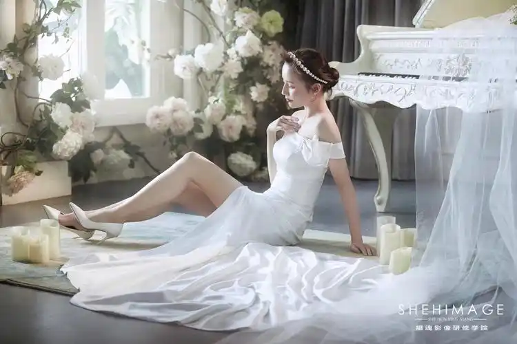 摄魂影像研修学院的婚纱摄影作品《温馨室内》