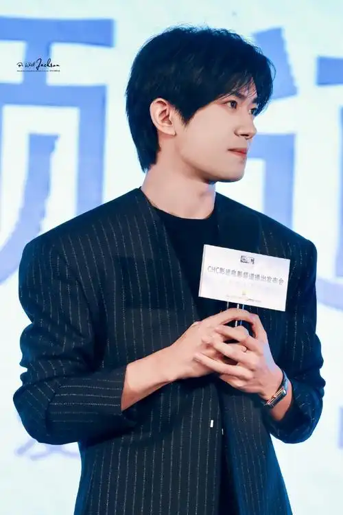 易烊千玺任chc影迷电影频道形象大使##易烊千玺竖纹西装