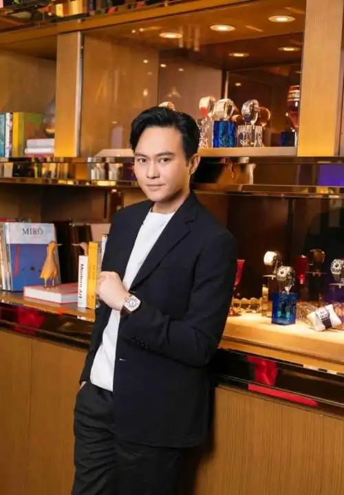 张智霖总算高调帅一回,西装革履男人味爆棚!低调儒雅不改当年