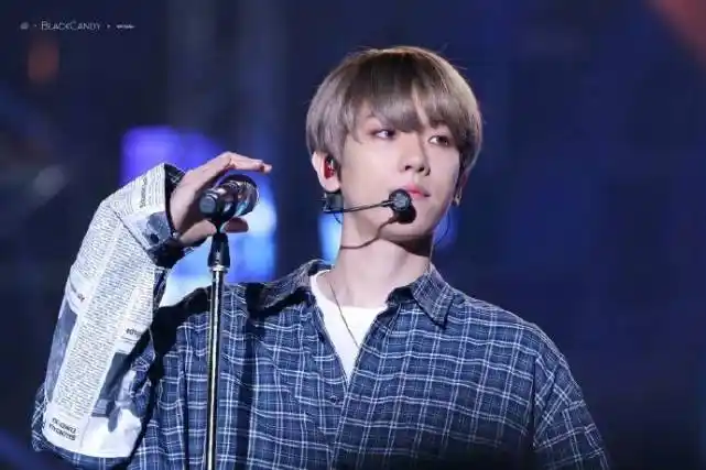 exo边伯贤近照曝光穿迷彩服寸头太帅微微抿嘴让粉丝心空