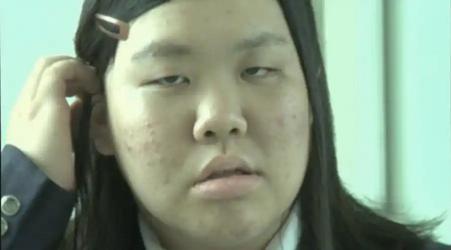 《讽刺的婚姻》:丑女孩为嫁给男神,不惜整容换身份,可孩子出生立马