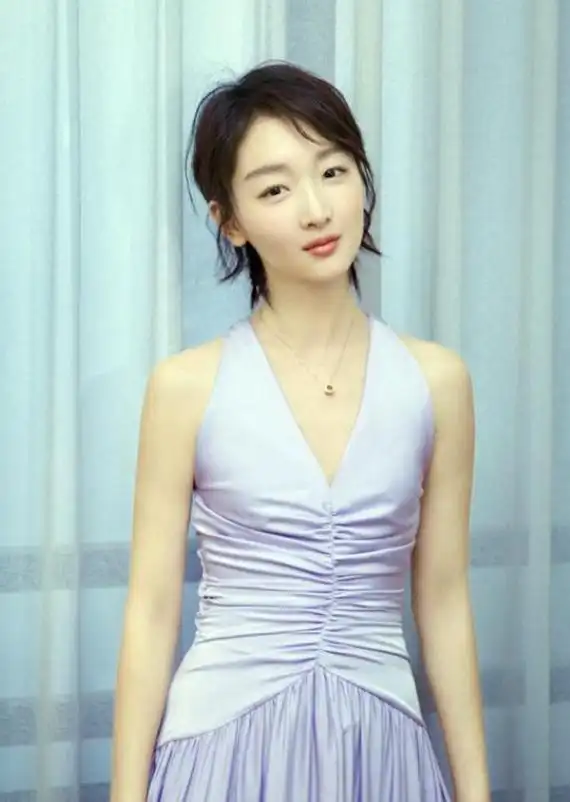 时尚界的焦点再次转移到了国内女演员周冬雨身上.