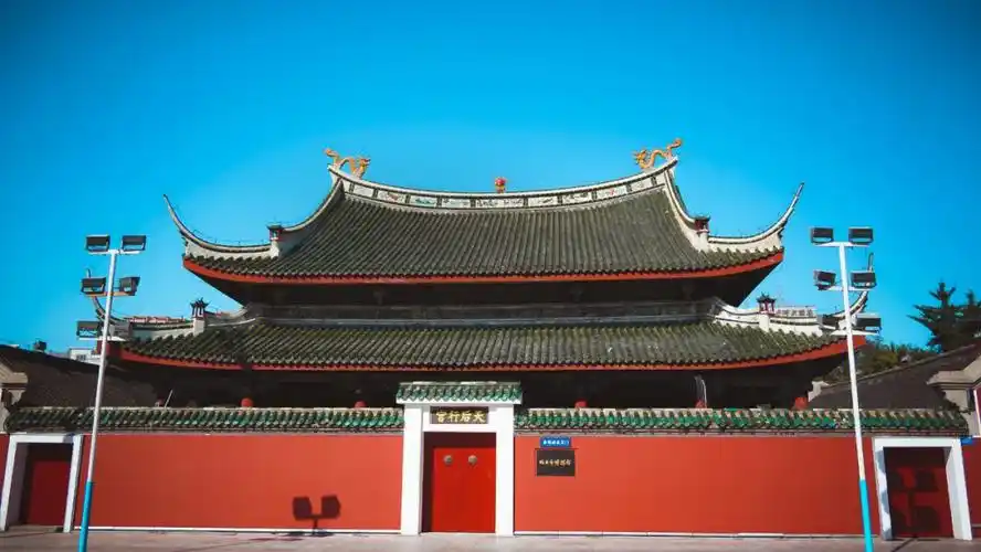 烟台福建会馆又称天后行宫,位于烟台市芝罘区南大街与胜利路交汇处.