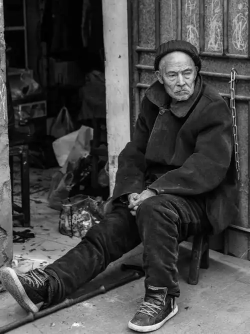 面容沧桑眼神坚定的老人.