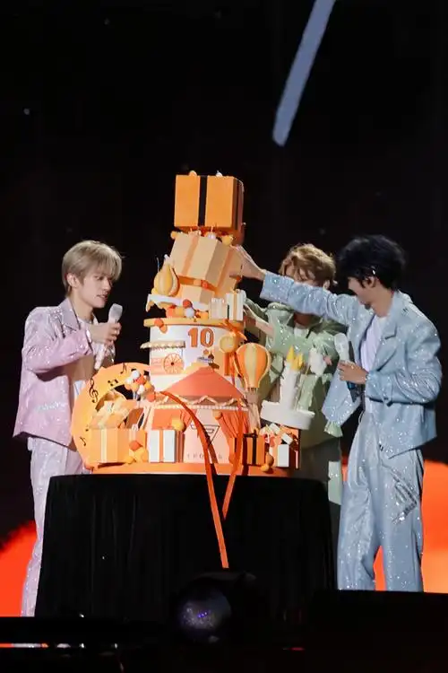 tfboys组合真的有认真在互相帮助,这蛋糕翻的好!