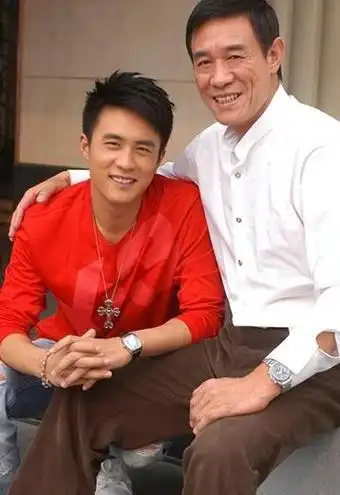 原来他们是亲父子?看似八竿子打不着但长相骗不了人的