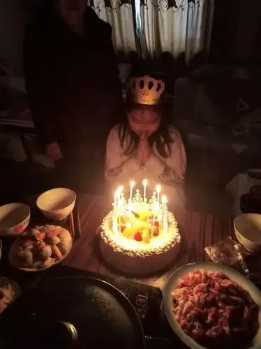 过生日许愿吧,希望我的愿望能实现.