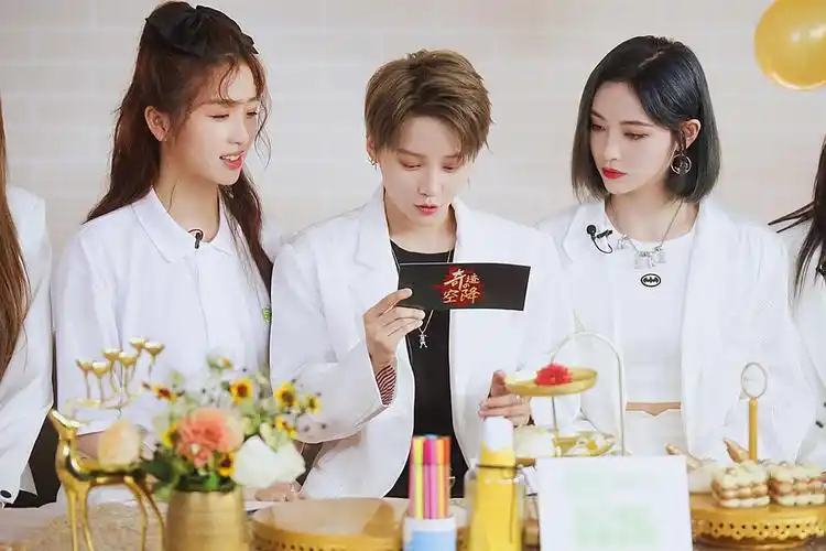 the9成团首次合体营业全员白色造型亮相刘雨昕稳站c位