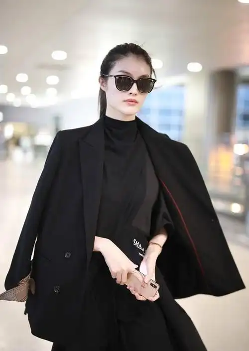 何穗披西装霸气似走秀架黑超迈大长腿时髦到起飞