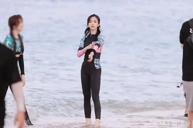吴宣仪紧身裤泳装海边实拍高清无修复原生态生图可爱可爱可爱