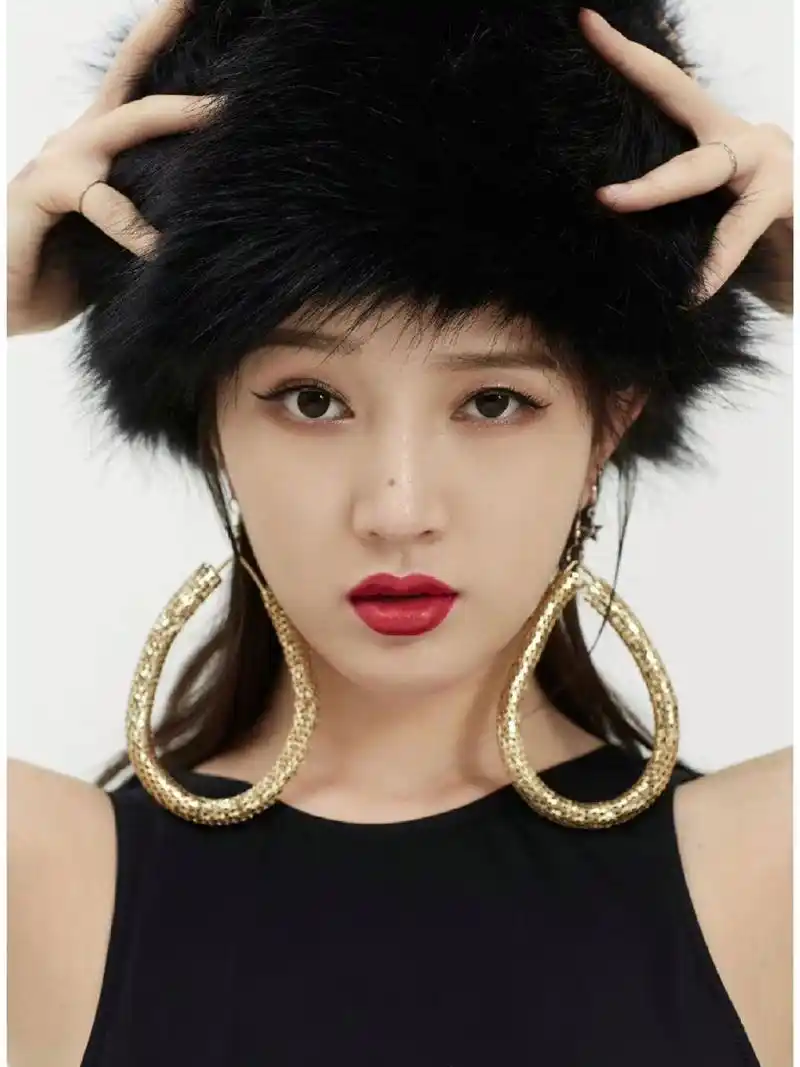 孟佳拍新造型真的好大胆,穿黑色露背连体衣性感又大气,气质真的好出众