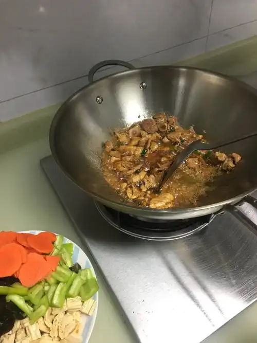 做饭(副本) 写美篇  早饭后我就开始琢磨中午能为家人做什么好吃的呢!