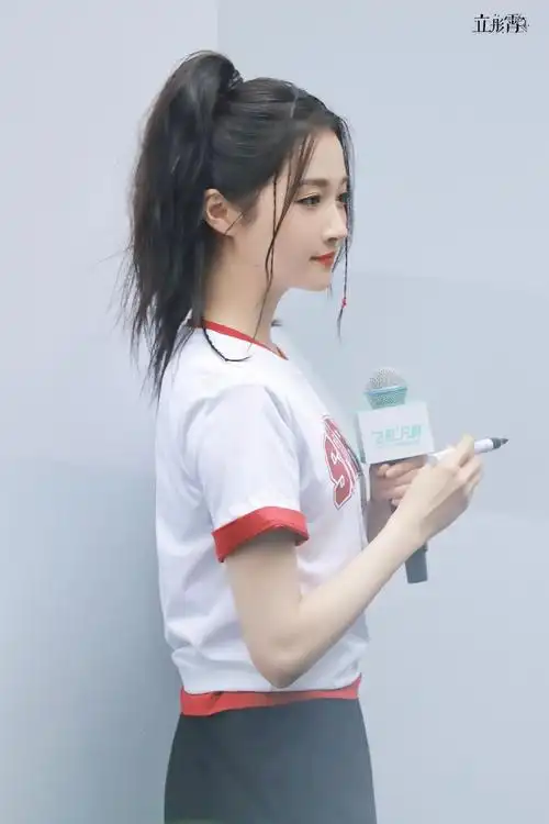 关晓彤安踏品牌全球代言人##关晓彤亮片雀斑妆##关晓彤运动编发