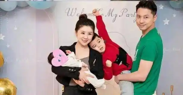 李小萌晒二胎儿子百天照,俩娃都随爸爸,网友:王雷的基因真强大