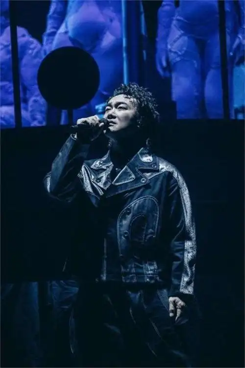 陈奕迅的歌喉实在了不起,让我们来欣赏一下他演唱的《十年》.