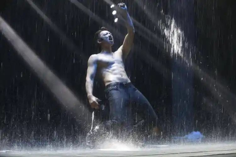 甚至依旧撕掉衣服秀出美好的八块腹肌和人鱼线,并足足在人工降雨中