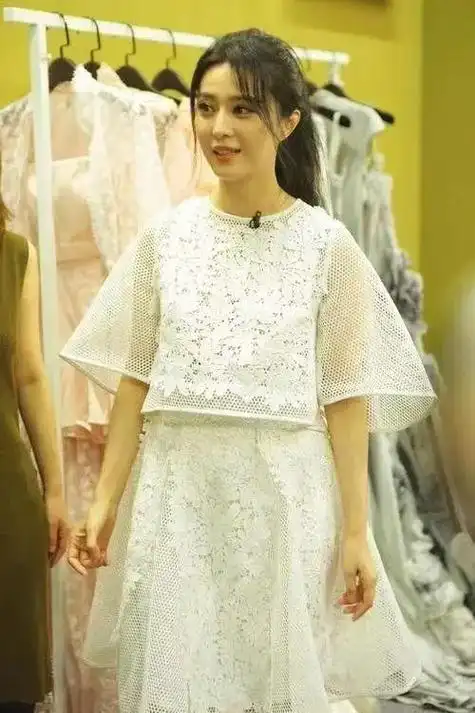 41岁范冰冰和48岁林志玲同穿公主裙一个像胖大妈一个像清纯公主