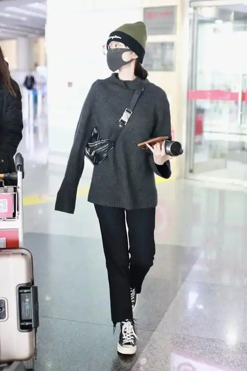 胡冰卿穿"男友装"走机场,大号毛衣显娇小,配帆布鞋年轻有活力|紧身