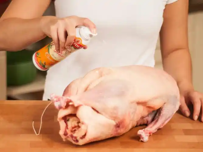 在鹅身上抹一层厚厚的橄榄油.