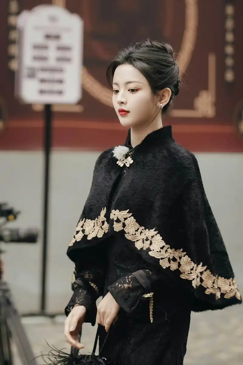 杨超越的气质一般人真比不了,穿简单的旗袍也似富家千金